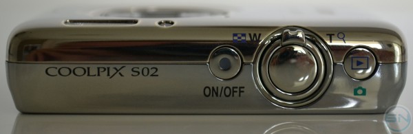 Oberseite der Nikon S02 mit Powerbutton - Auslöser mitsamt Zoomrad - Playtaste