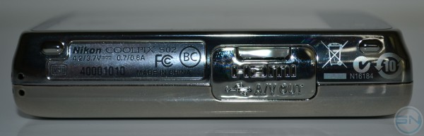 Unterseite mitsamt der Anschlussklappe für HDMI und USB Anschluss