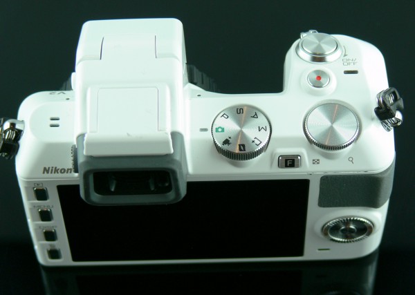 Nikon 1 V2 - Ansicht Oben mit Display und Bedienteile - smartcamnews.eu