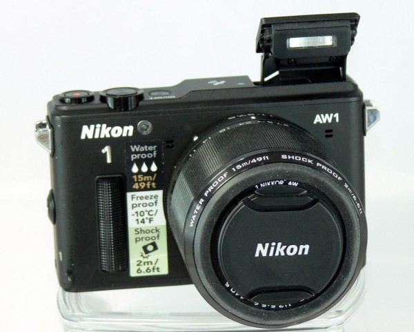 Nikon 1 AW1 - Front Ansicht mit Blitz - smartcamnews.eu