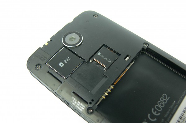 SIM_Card, MircoSD, Akku Schacht - HTC Desire 300 - smart-tech-news.eu